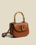 Bolso con Asa Superior y Detalle de Bambú