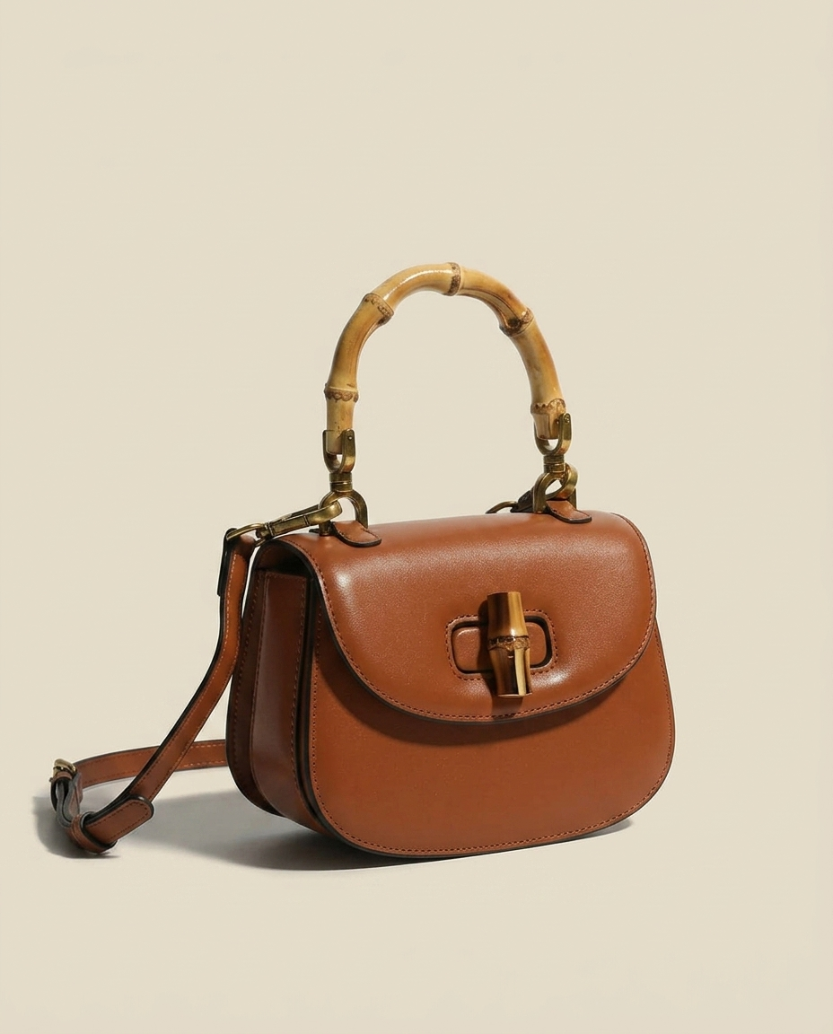 Bolso con Asa Superior y Detalle de Bambú