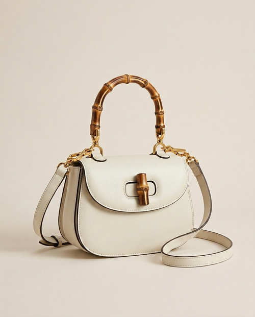 Bolso con Asa Superior y Detalle de Bambú